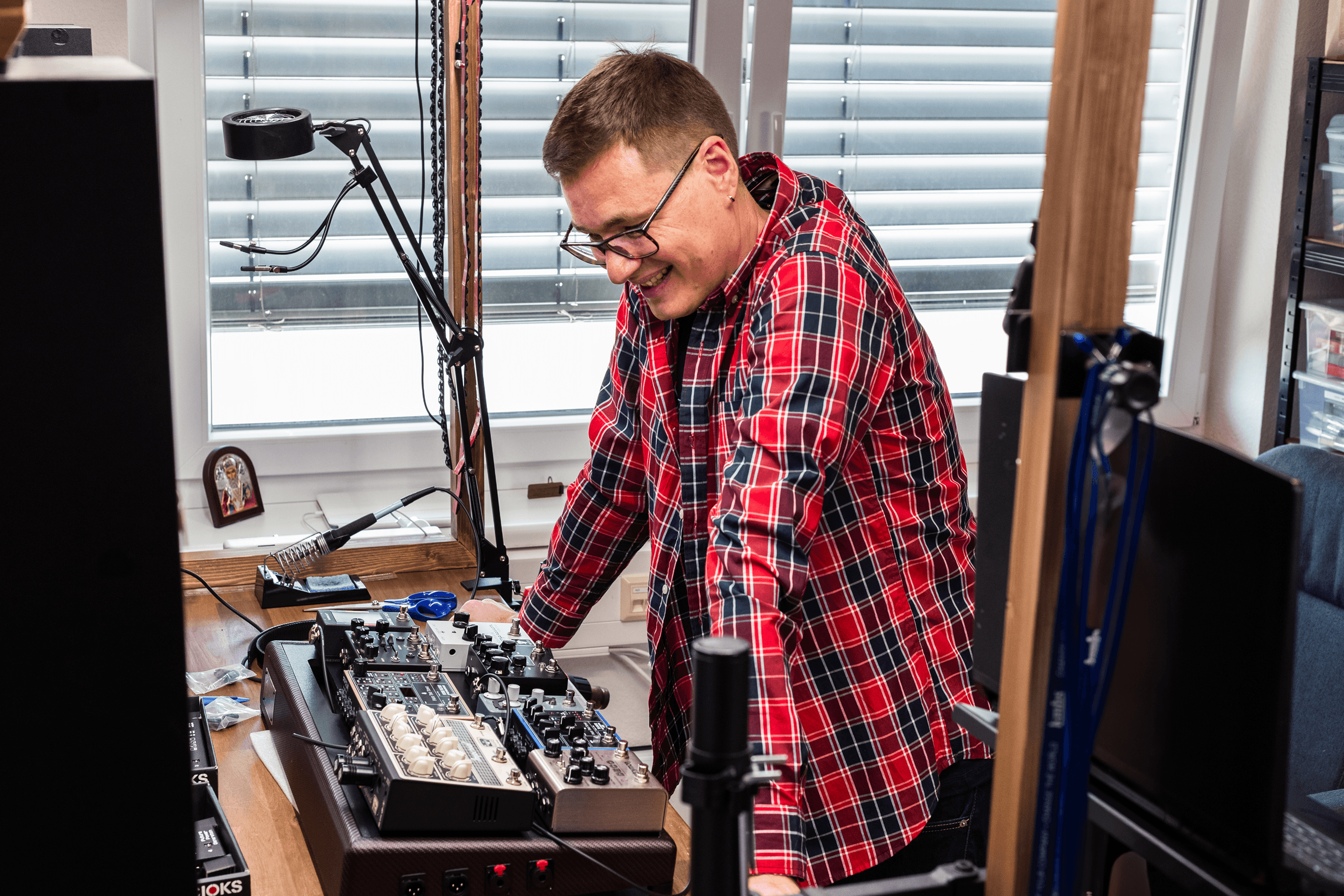 Stas Voytenko “This is art”: How Stas Voytenko went from a car repair shop to building pedalboards for New York jazz stars — an interview
