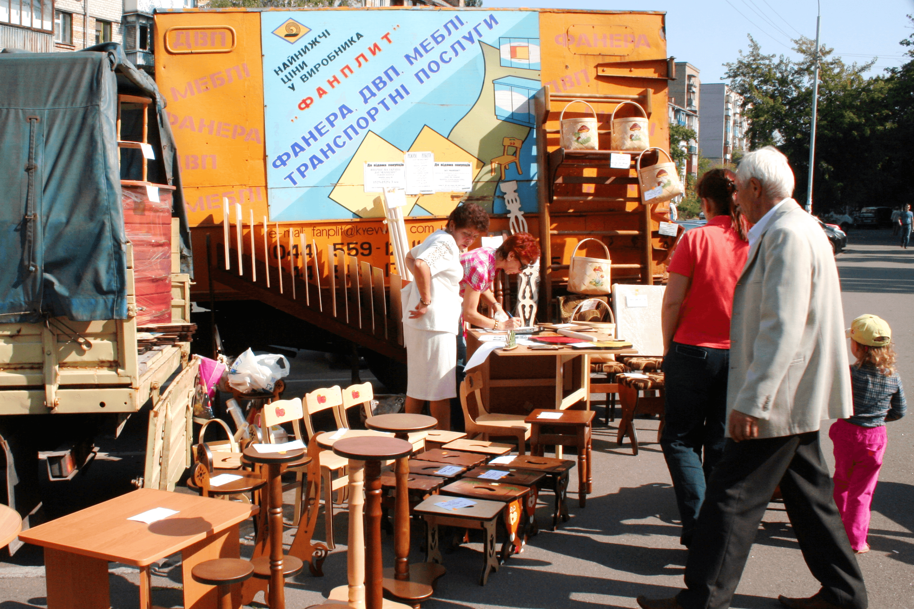 A trade fair featuring products from local businesses near the Dnipro District State Administration in Kyiv. September 10, 2009.