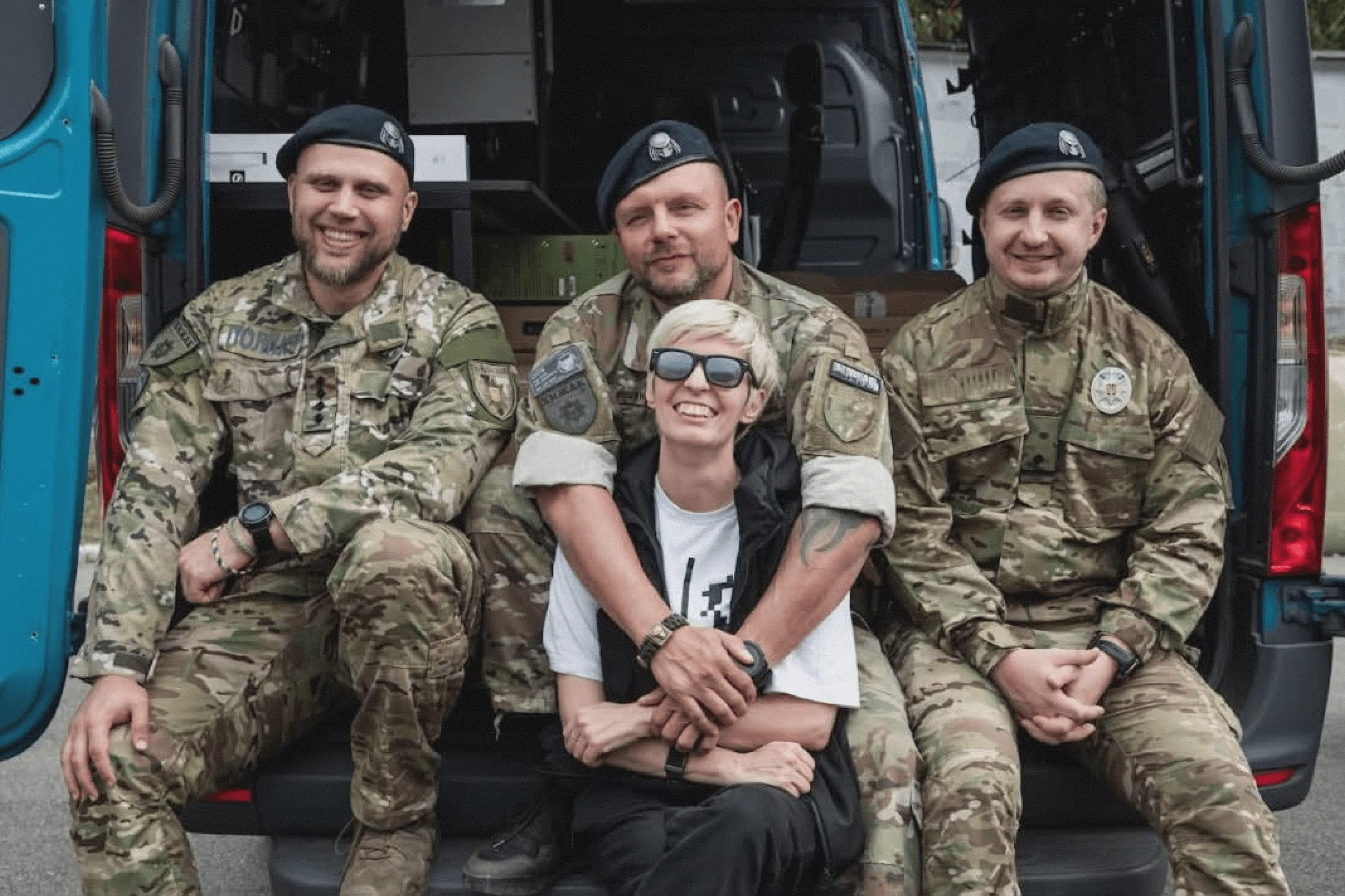 Lyuba Shipovich with Ukrainian service members. The photo was taken during the full-scale war.