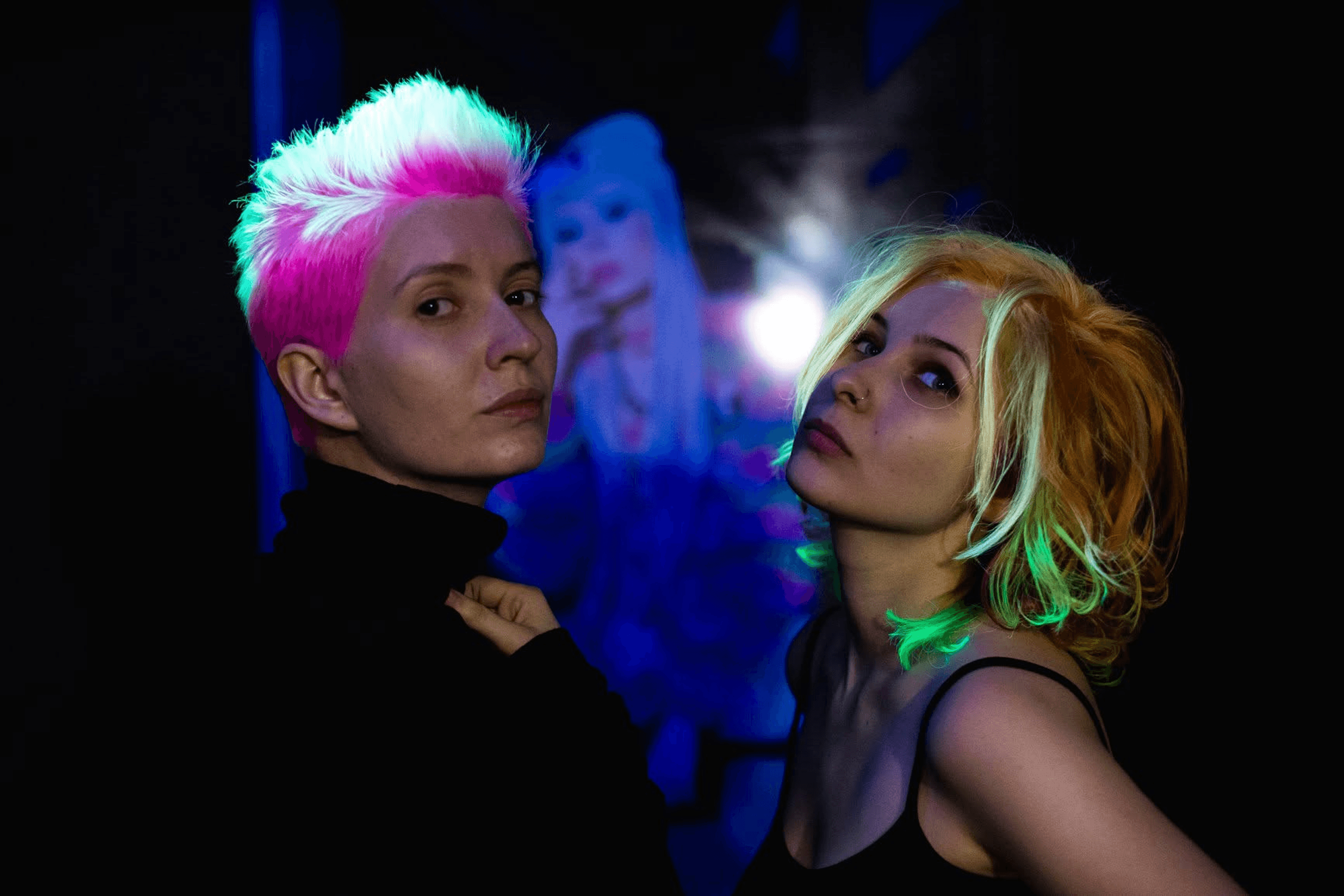 Niya Nikel (right) and Daria Synelnikova (left) during a photoshoot for Priton Krasoty studio. Kyiv, 2018.