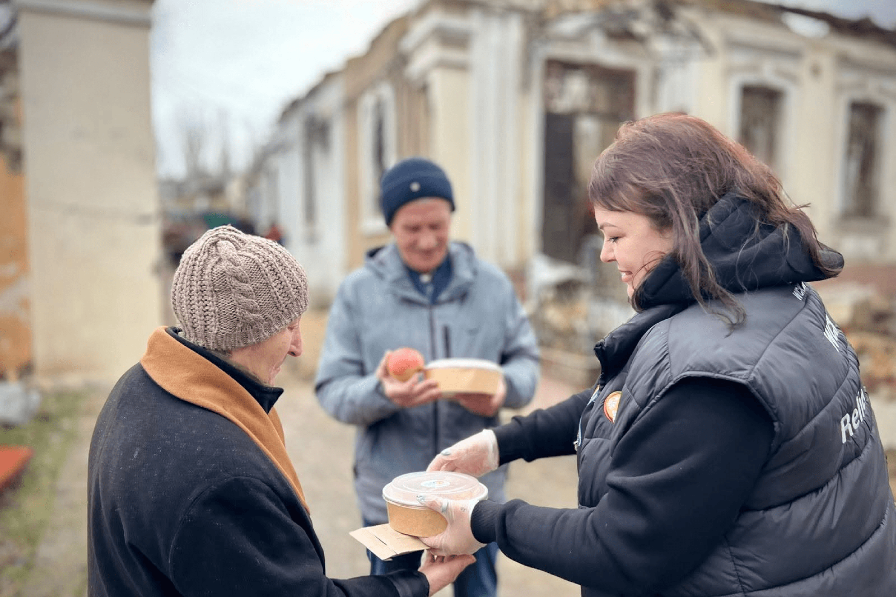 The World Central Kitchen team distributes hot meals and drinks to residents and emergency responders following Russian attacks in Zaporizhzhia and Mykolaiv. January 2025.