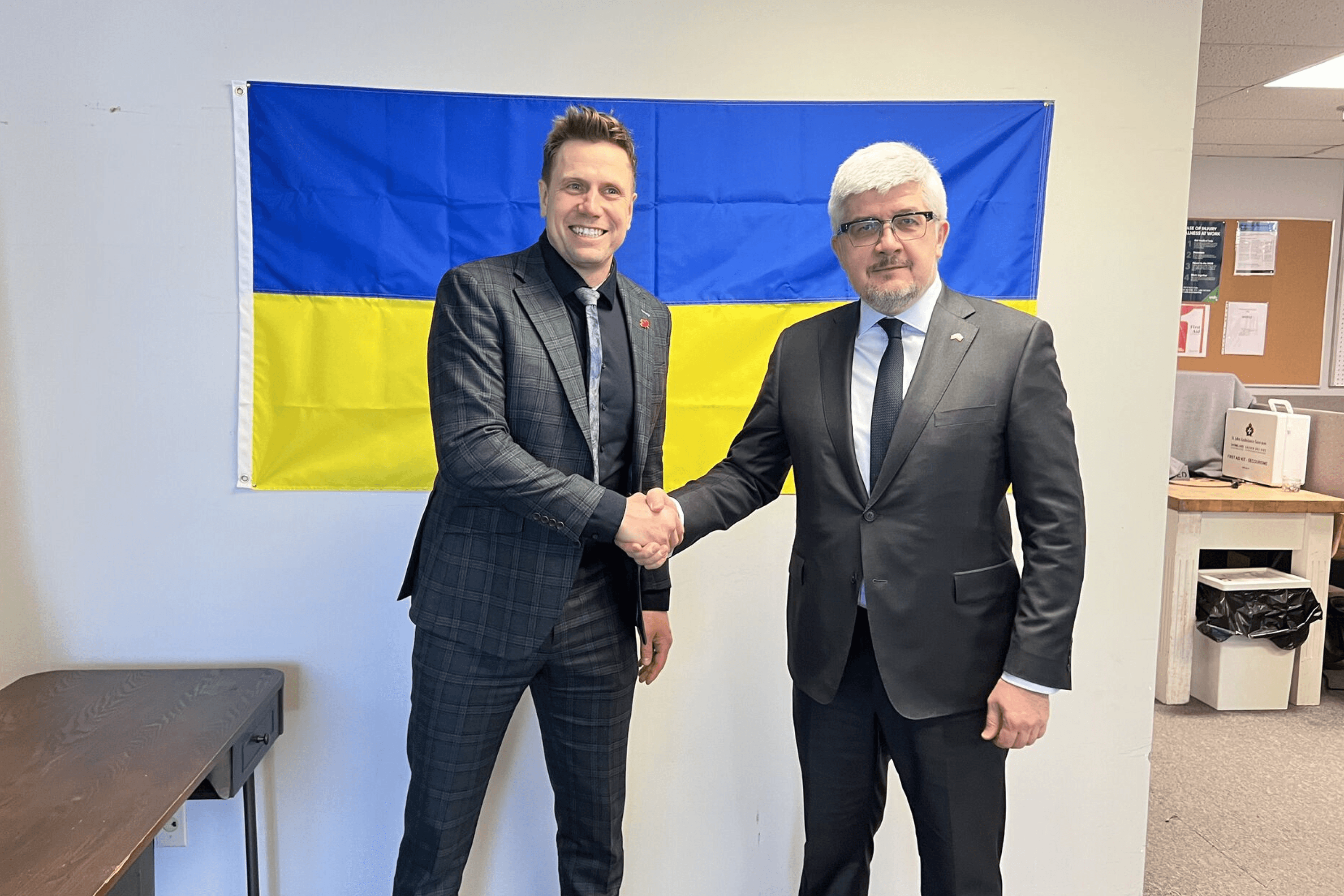 Ambassador of Ukraine to Canada Andriy Plakhotniuk during a visit to the Canadian company Wuxly, which manufactures gear for Ukrainian service members.