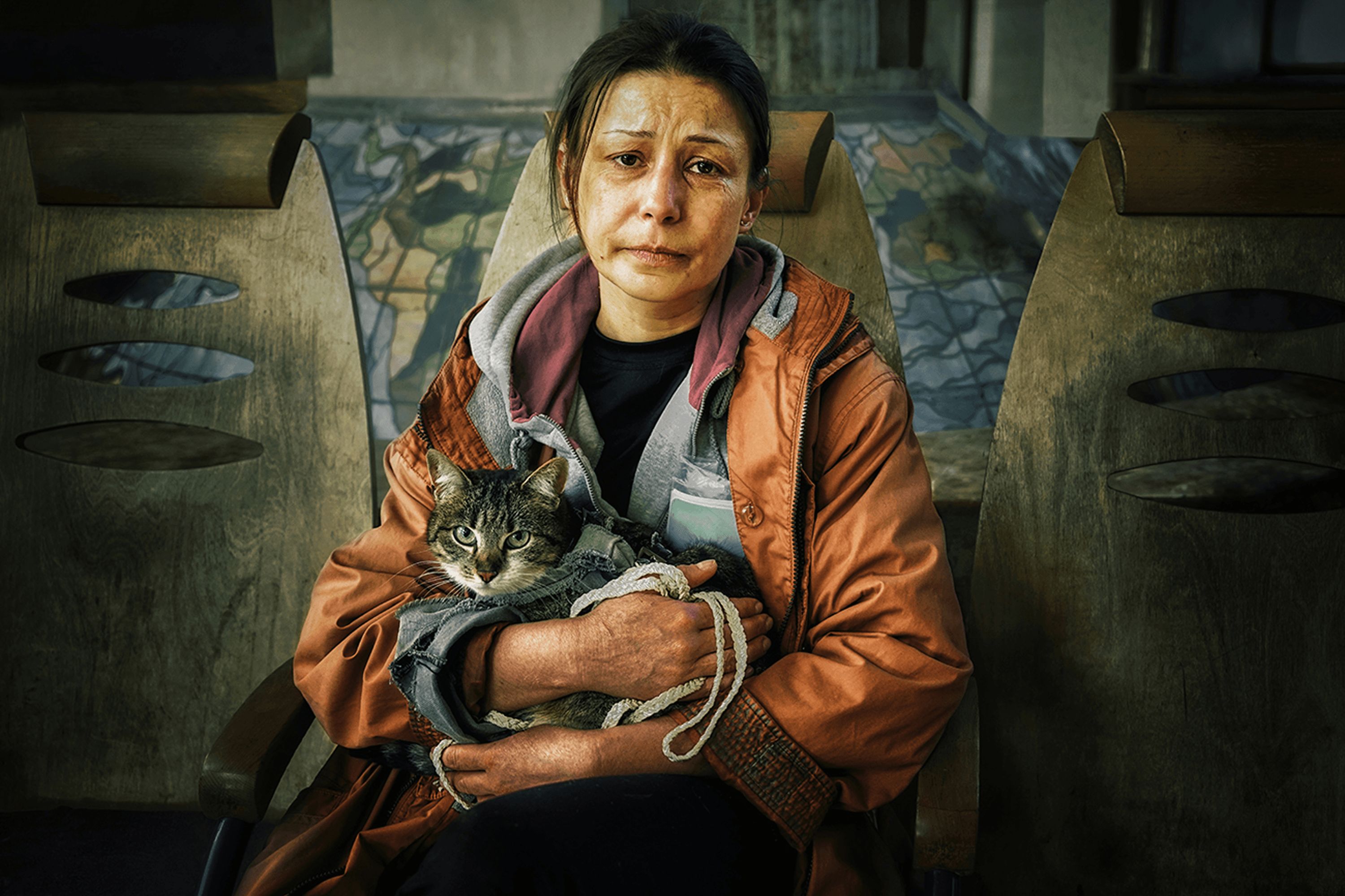 Series “Between Borders.” Spring 2022.
Victoria left her home and elderly mother in Kharkiv’s Kholodna Hora district. She endured constant shelling, hid her cat in the basement, and learned to ignore the sirens. When life became unbearable, she set out for Prague in search of safety and a new beginning.