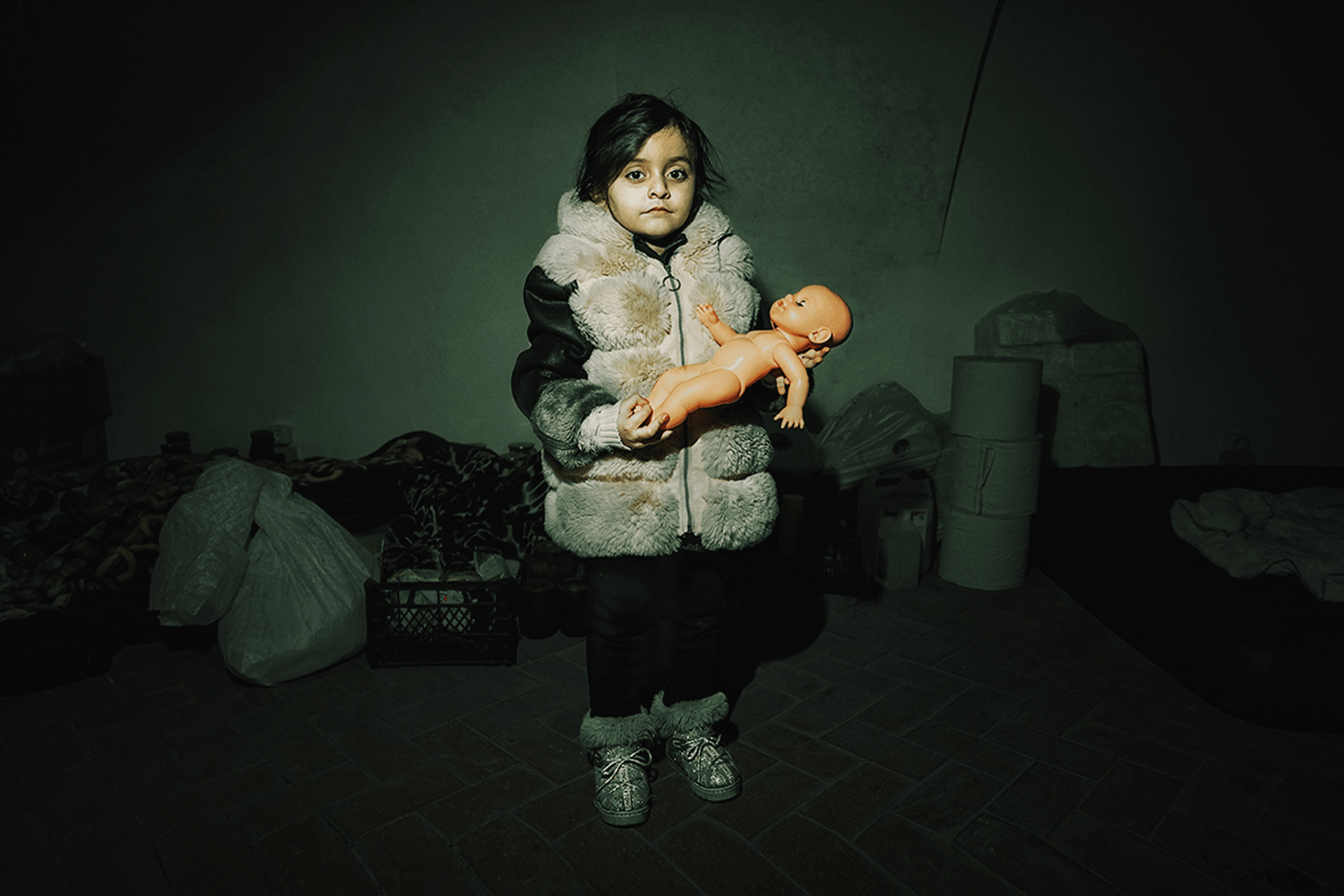 Series “Between Borders.” Spring 2022.
Alona and her family came from the city of Balakliya in the Kharkiv region. Their home was destroyed by bombing, and the family fled through a “green corridor.” The journey to a safe place took three days.