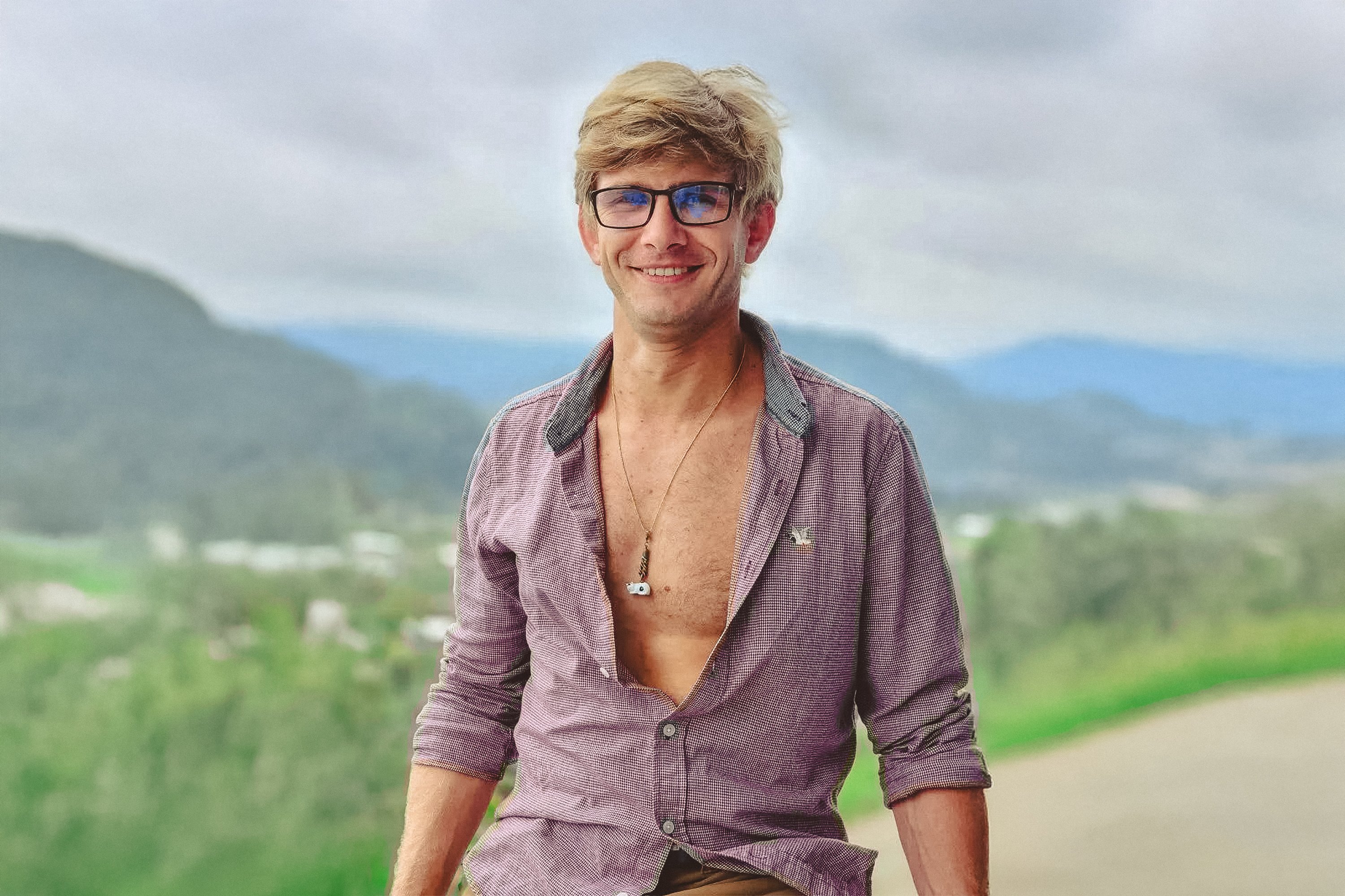 “I deliver great mood, sex and warm memories.” Taras Horobets moved from Vovchansk to Ecuador and sells flowers from mountain plantations to the whole world