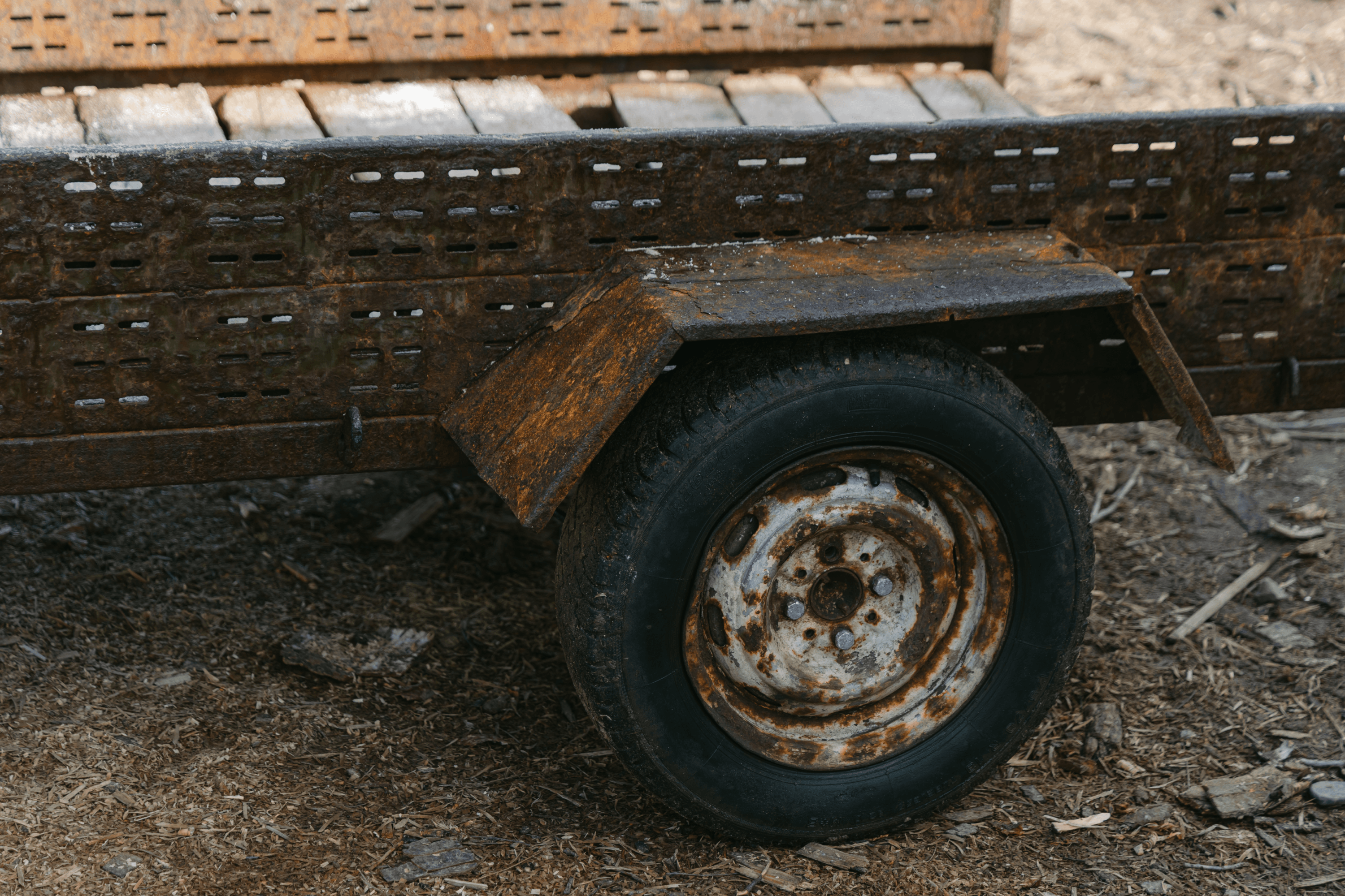 This trailer was purchased only a year ago, yet it has already rusted due to the high salt content in the air.