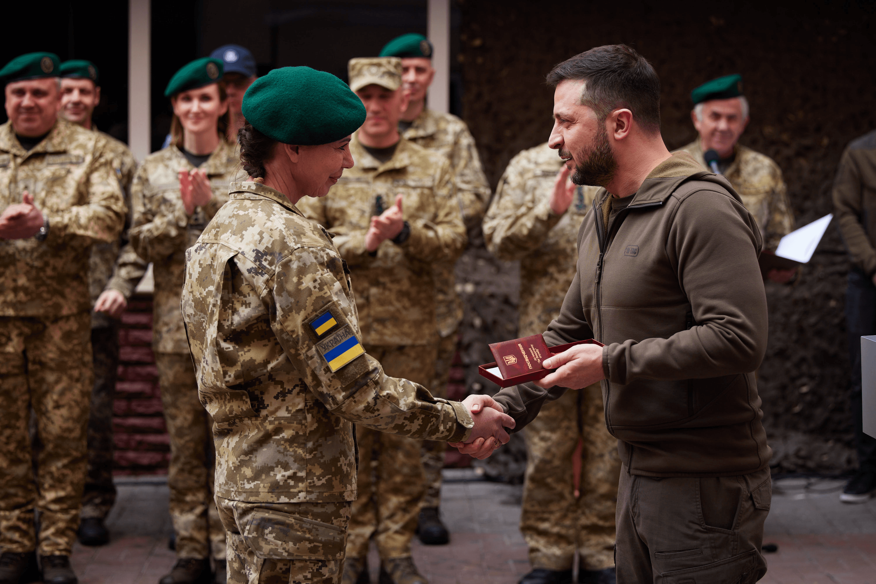 A defender of Ukraine’s state border receives an award from President Zelenskyy on Ukraine’s Border Guard Day. April 30, 2022.